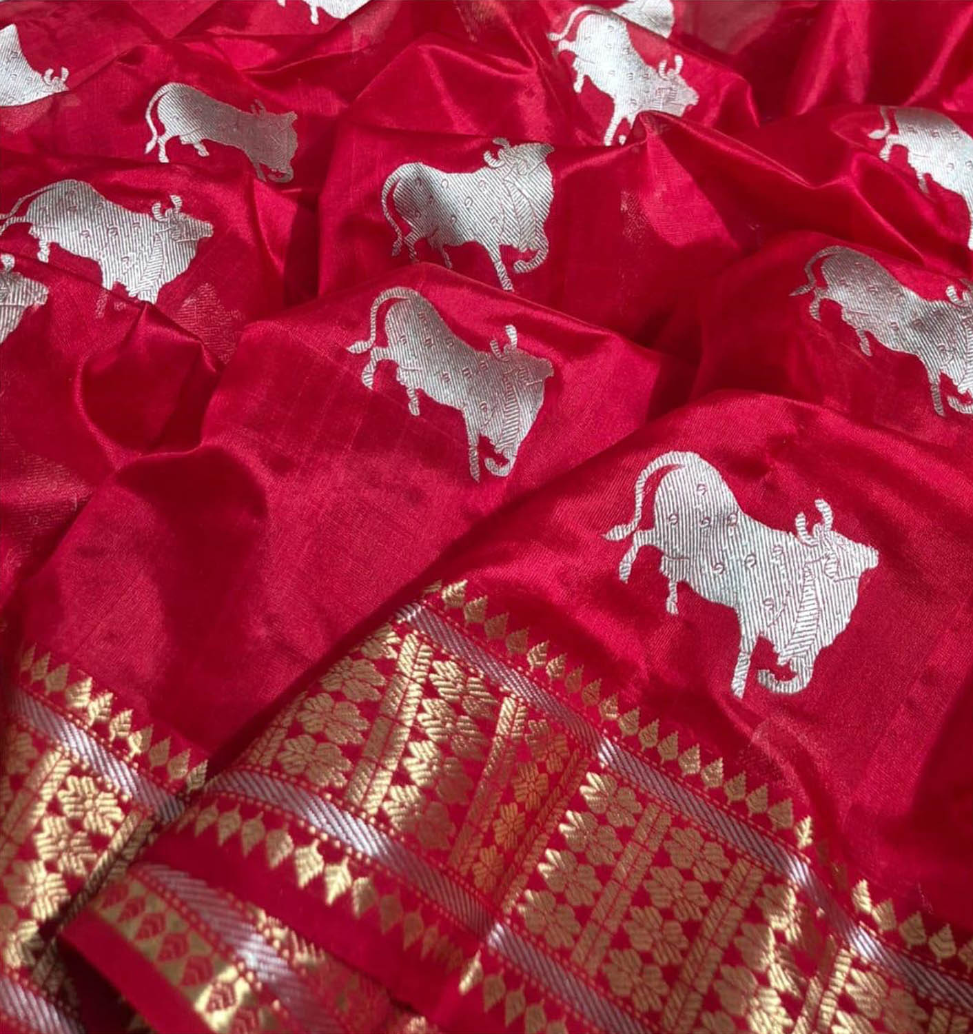 Red Handloom Pure Pattu Silk Chanderi Cow Design Saree - Luxurion World