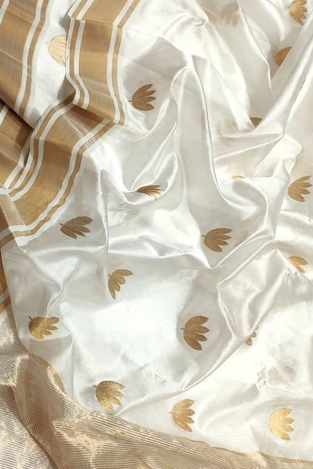White Handloom Chanderi Pure Silk Flower Design Saree - Luxurion World