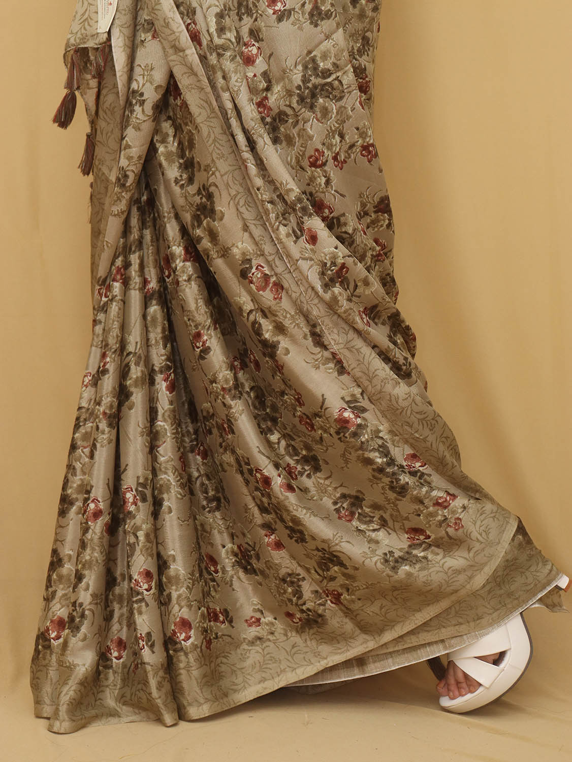 Pastel Digital Printed Crepe Floral Design Saree - Luxurion World
