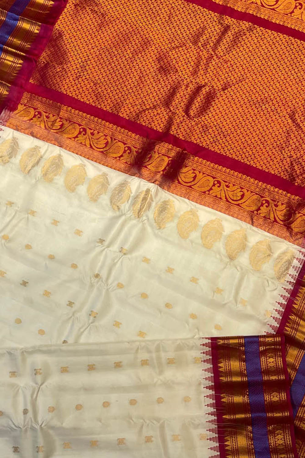 Off White Gadwal Handloom Pure Silk Saree - Luxurion World