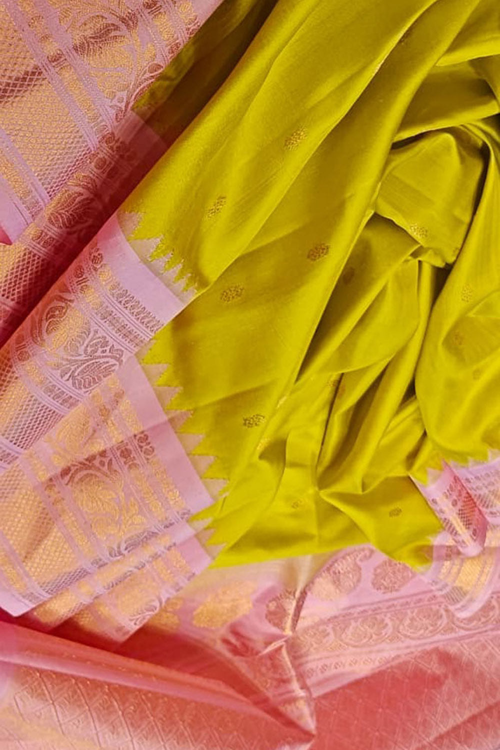 Yellow Handloom Gadwal Pure Silk Saree - Luxurion World