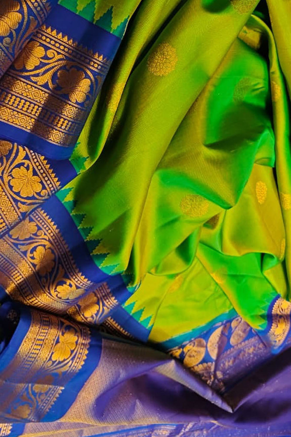 Green Handloom Gadwal Pure Silk Saree - Luxurion World