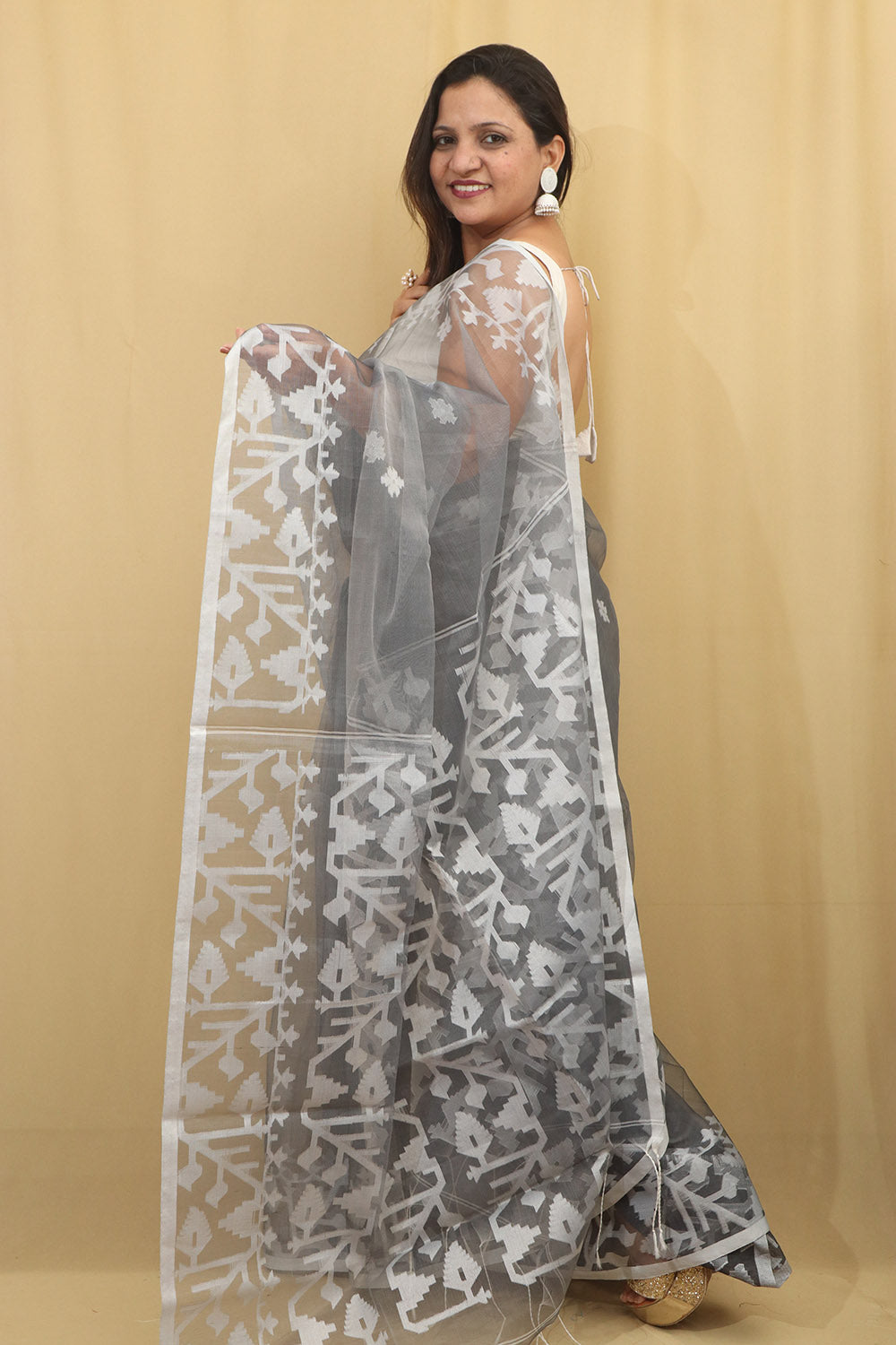 Exquisite Grey Handloom Jamdani Muslin Saree: Timeless Elegance - Luxurion World