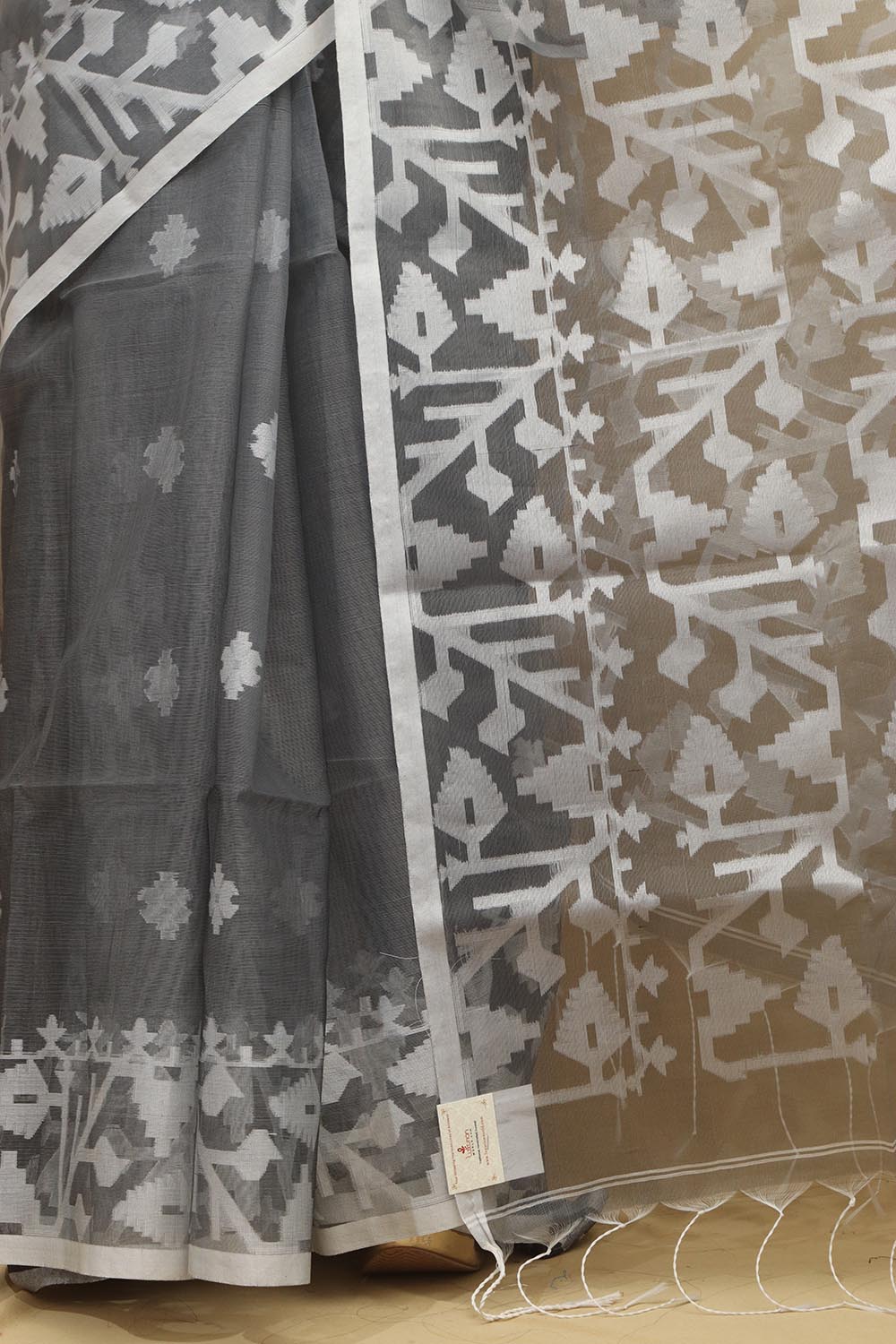 Exquisite Grey Handloom Jamdani Muslin Saree: Timeless Elegance - Luxurion World