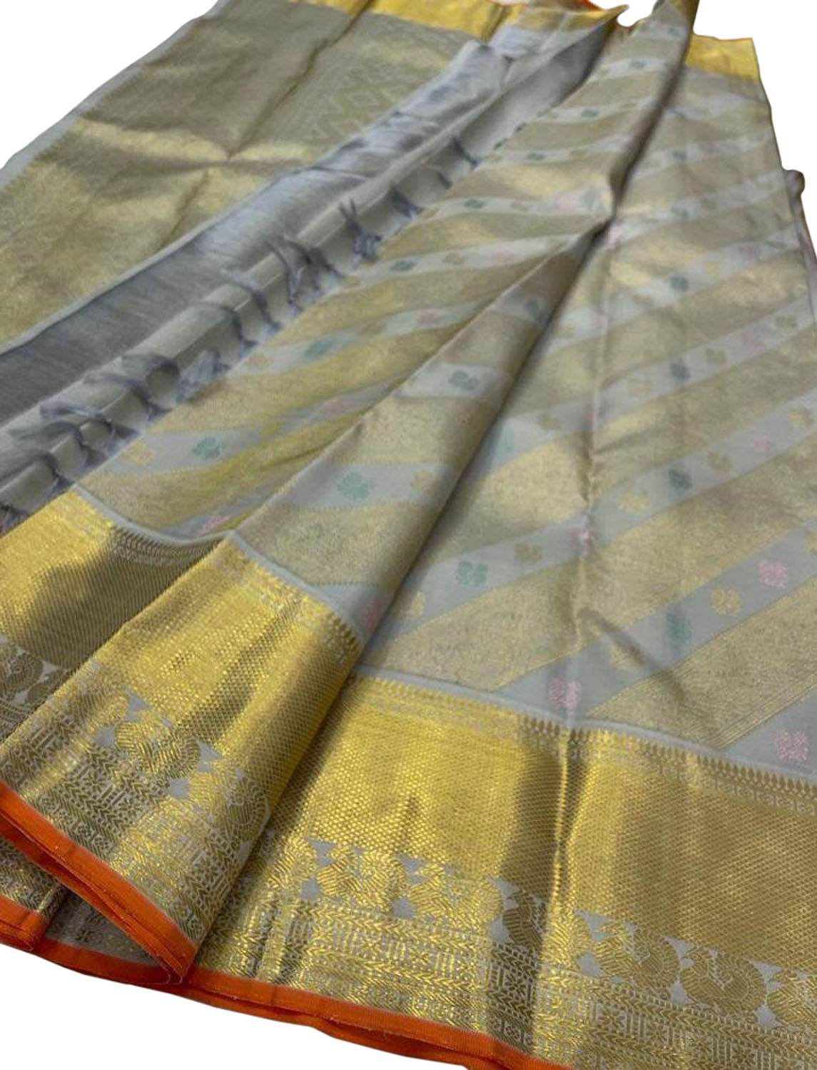 Pure Silk Grey Kanjeevaram Handloom Saree: Timeless Elegance - Luxurion World