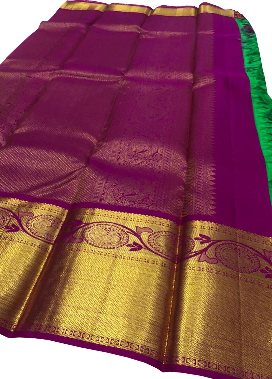 Elegant Green Kanjeevaram Silk Saree: Timeless Exquisiteness - Luxurion World