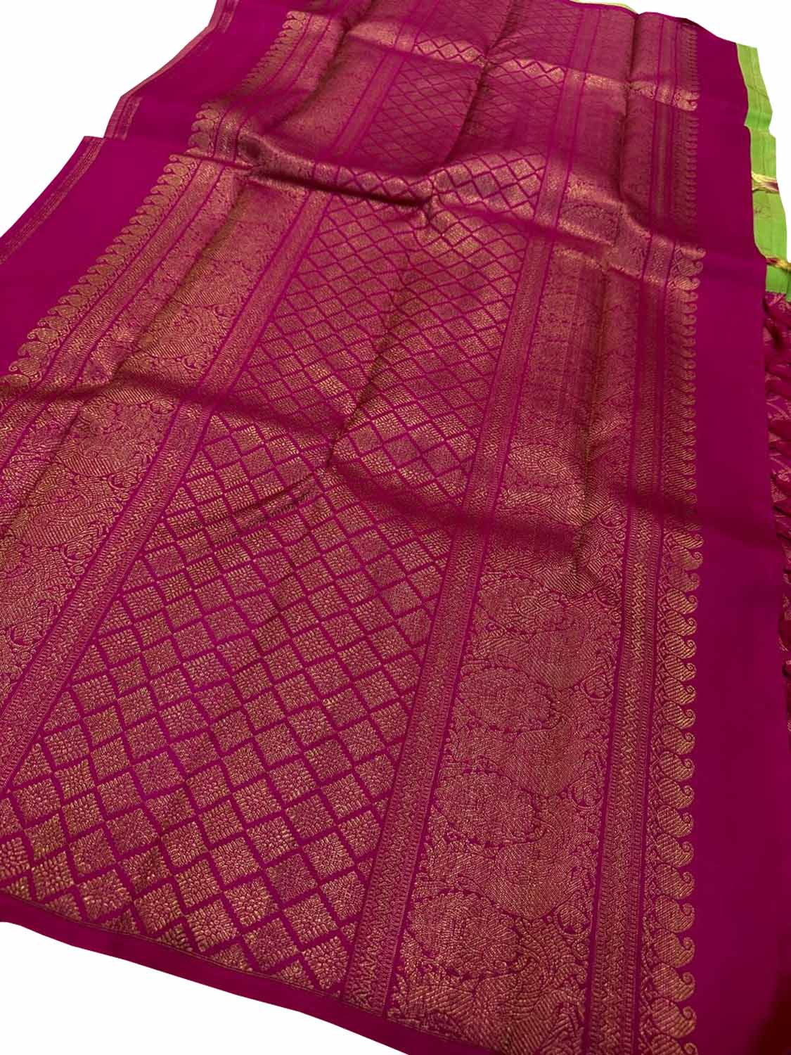 Green Handloom Kanjeevaram Pure Silk Saree - Elegant and Luxurious - Luxurion World