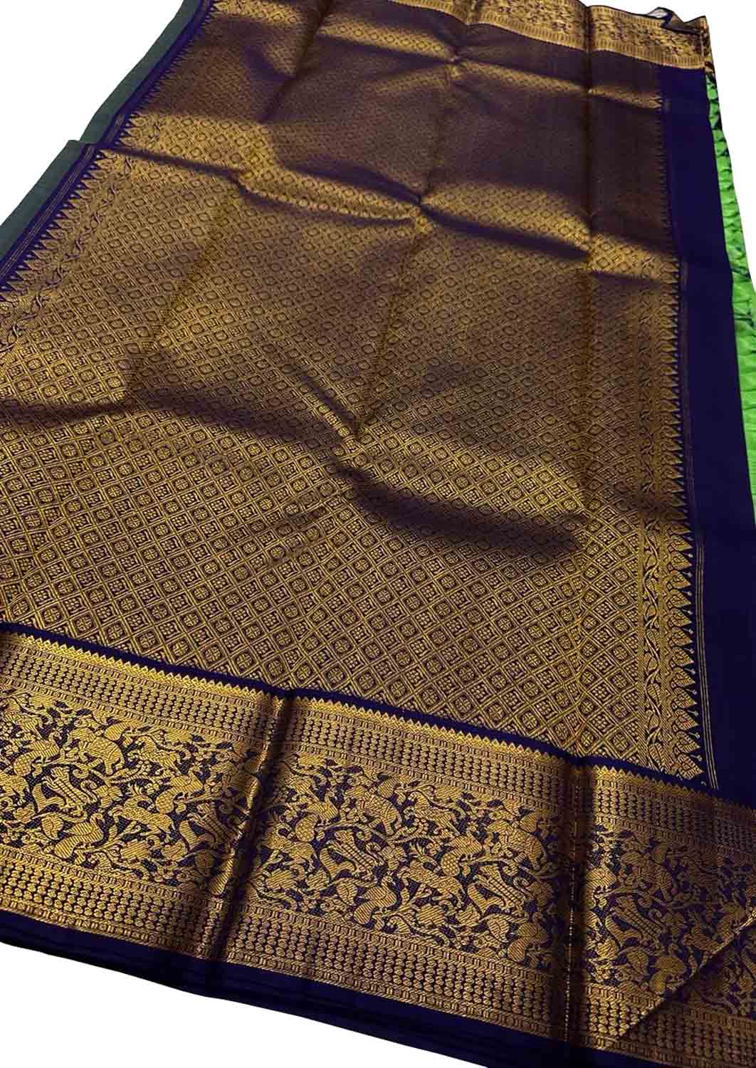 Emerald Elegance: Green Kanjeevaram Silk Saree - Luxurion World