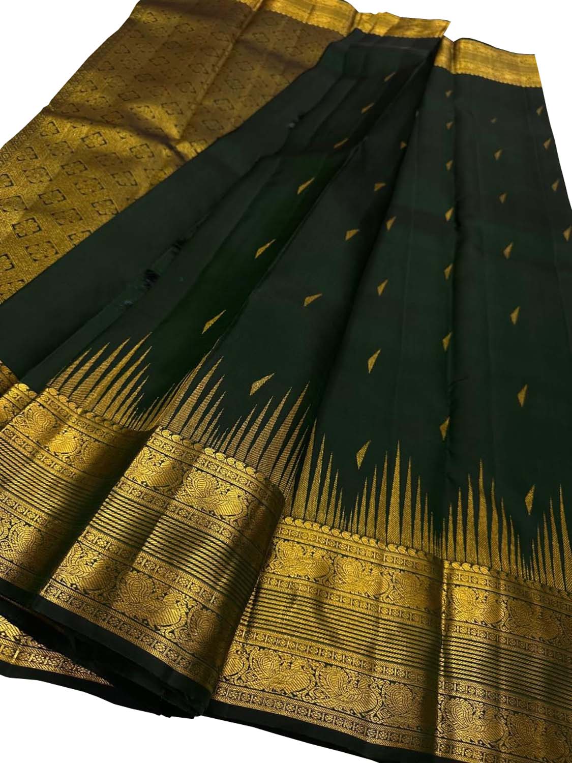 Emerald Elegance: Green Kanjeevaram Handloom Silk Saree - Luxurion World