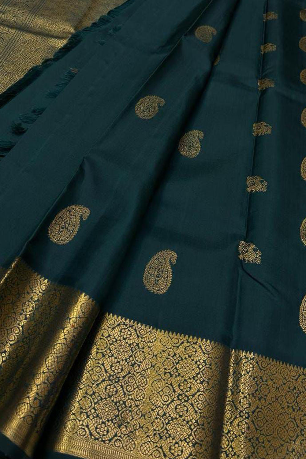 Emerald Elegance: Green Kanjeevaram Silk Saree - Luxurion World
