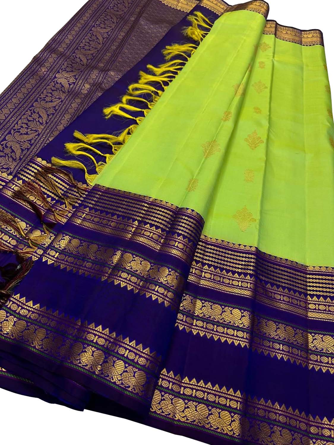 Emerald Elegance: Green Kanjeevaram Pure Silk Saree - Luxurion World