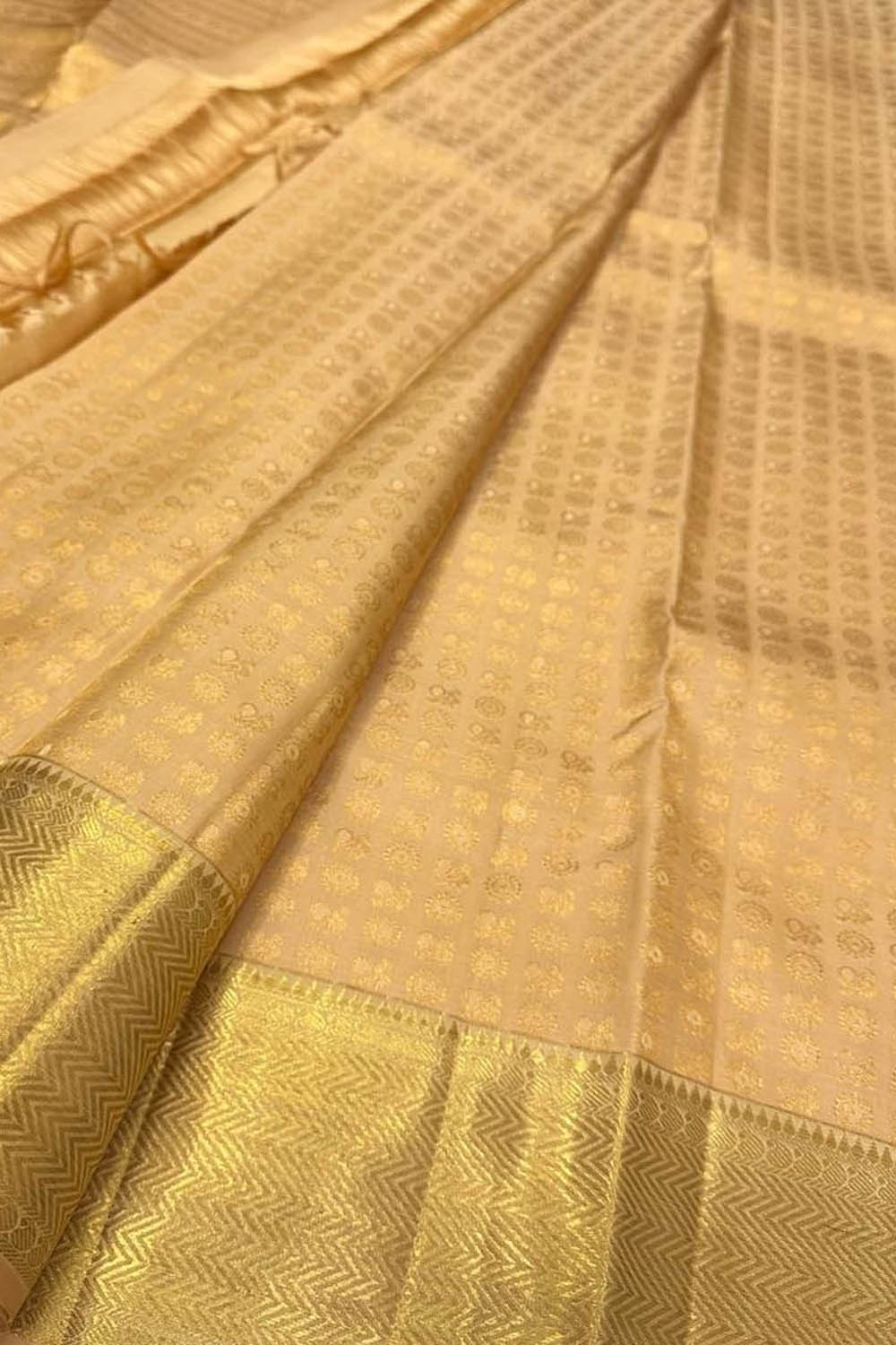 Golden Handloom Kanjeevaram Pure Silk Small Booti Design Saree - Luxurion World