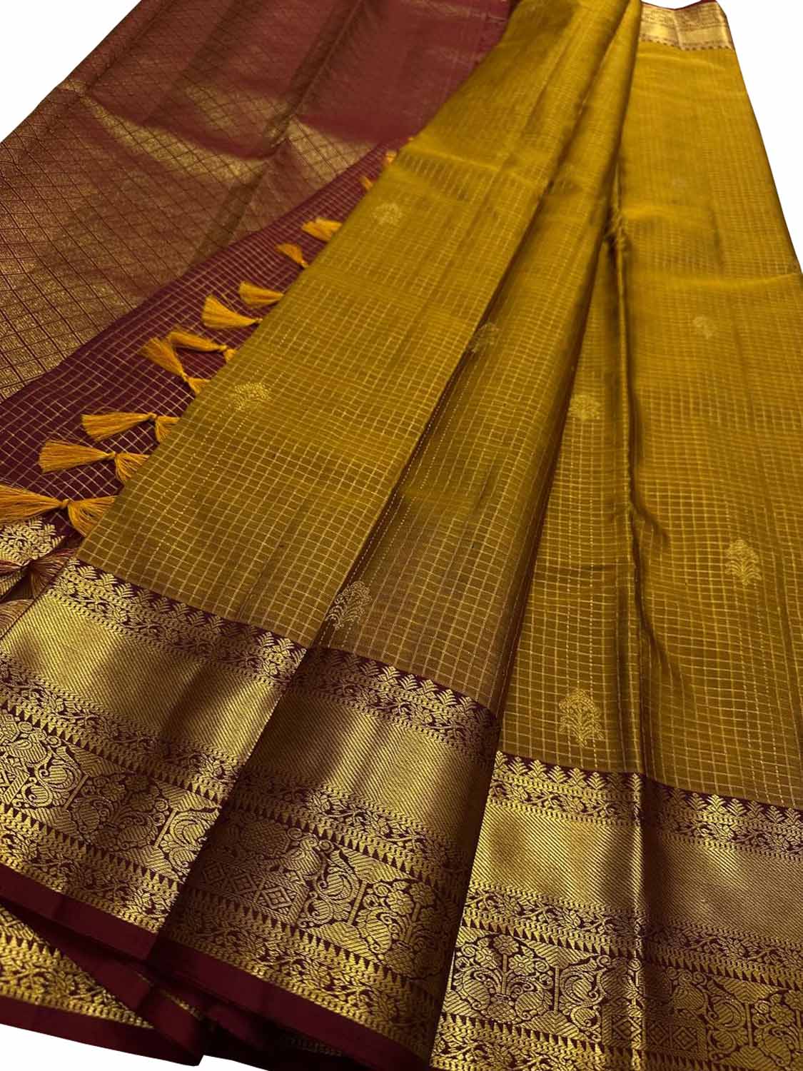 Green Handloom Kanjeevaram Pure Silk Saree - Elegant and Luxurious - Luxurion World