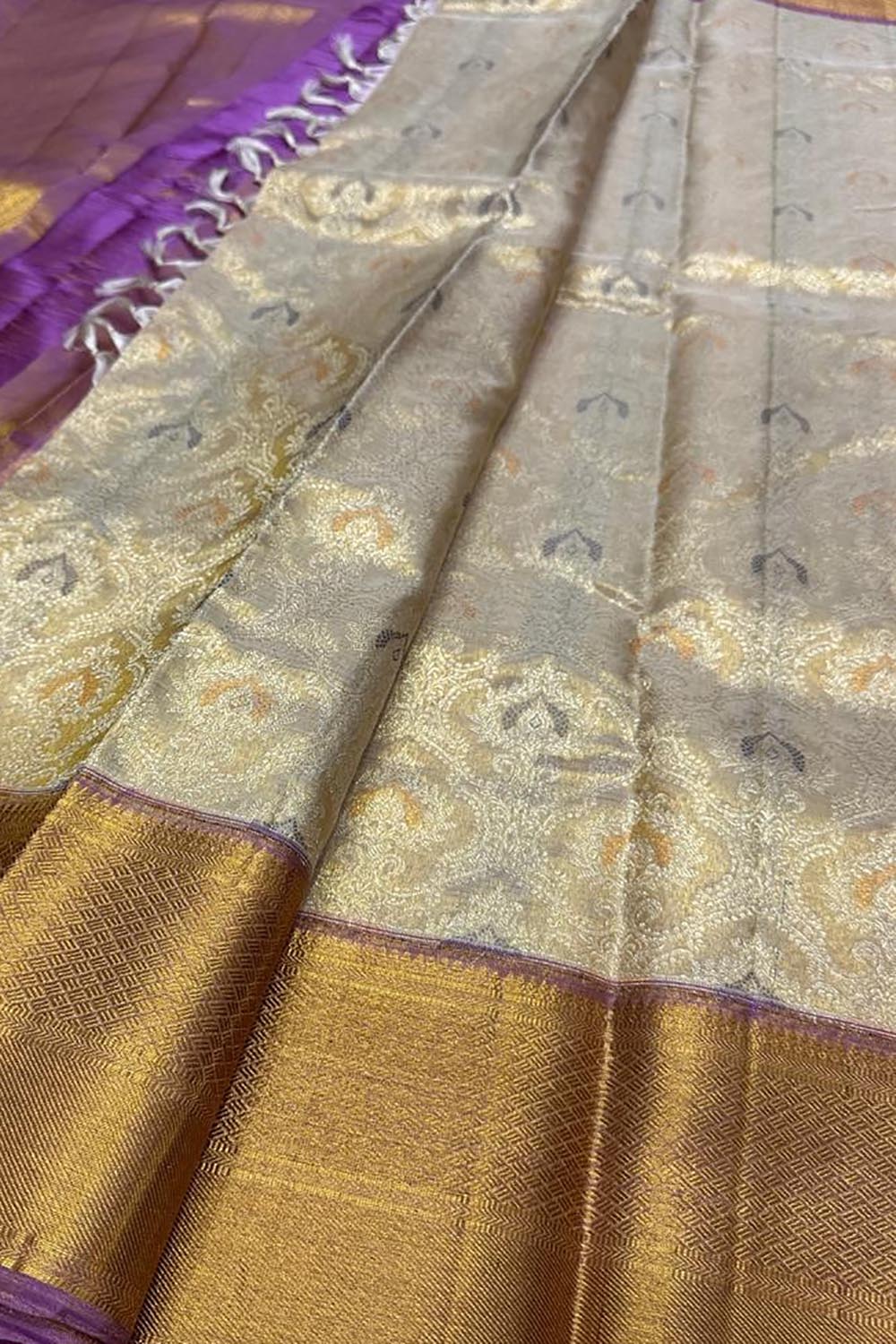 Exquisite Golden Handloom Kanjeevaram Silk Saree - Luxurion World