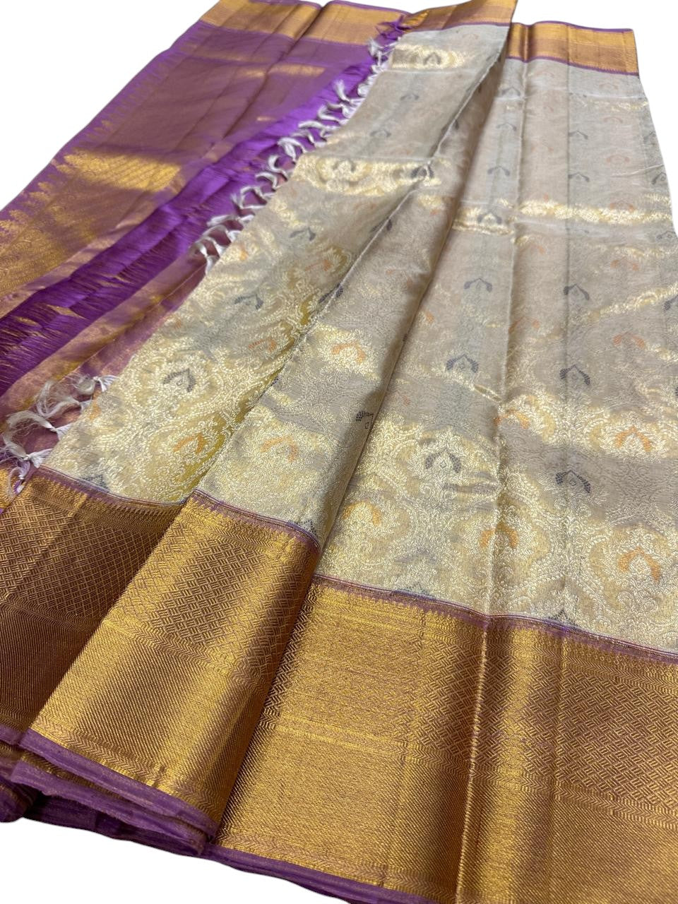 Exquisite Golden Handloom Kanjeevaram Silk Saree - Luxurion World