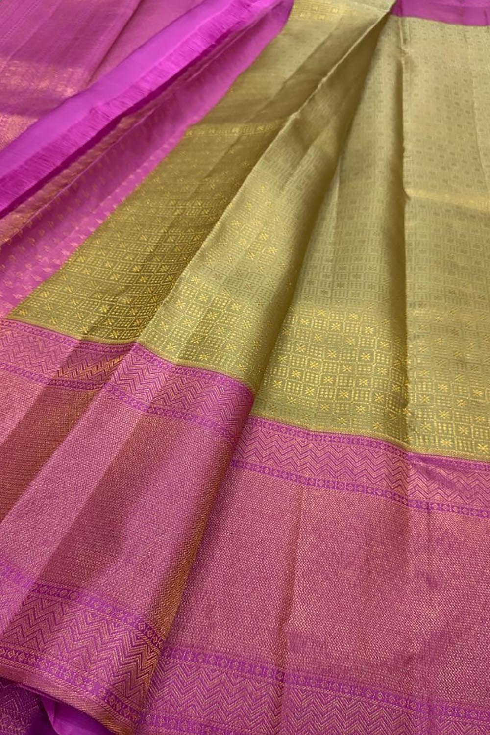 Exquisite Golden Handloom Kanjeevaram Silk Saree - Luxurion World