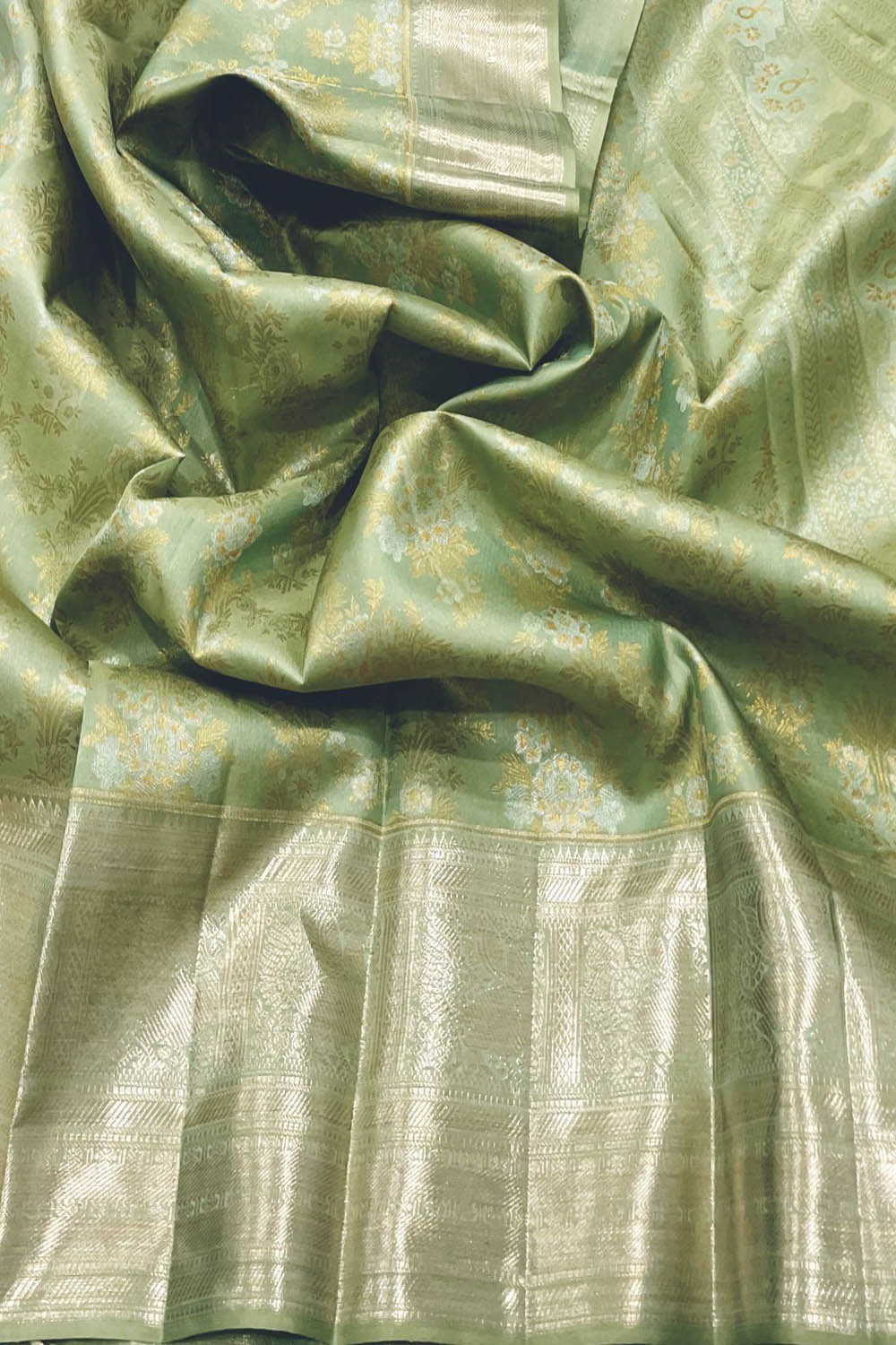 Green Handloom Kanjeevaram Silk Saree - Elegant Luxury - Luxurion World