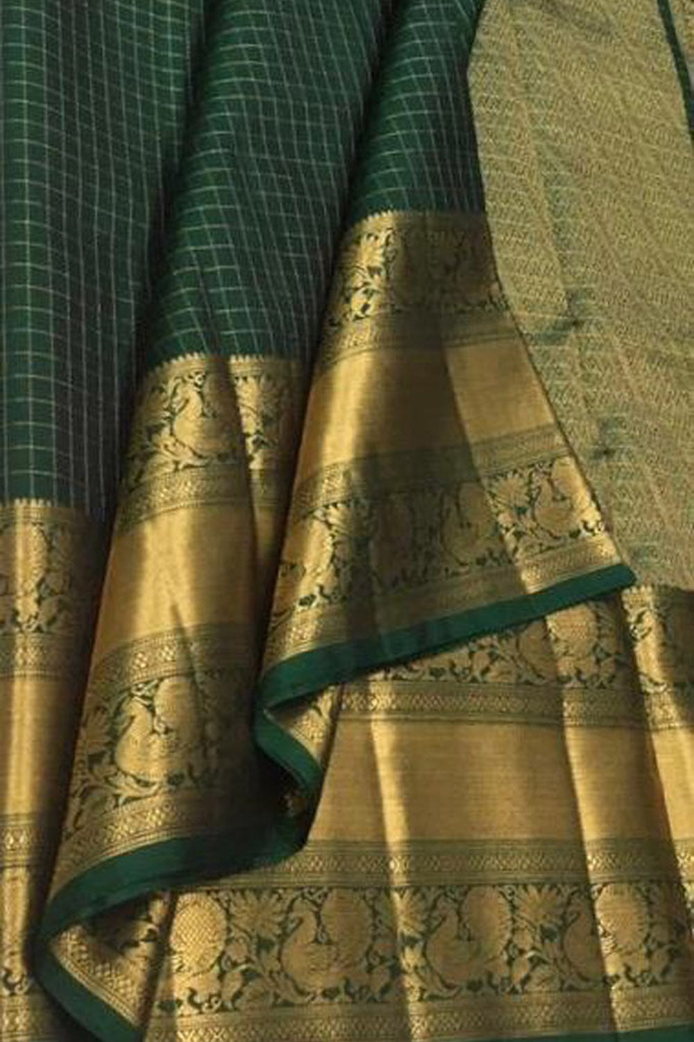 Green Handloom Kanjeevaram Pure Silk Saree - Elegant and Luxurious - Luxurion World
