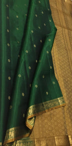 Green Handloom Kanjeevaram Pure Silk Saree - Elegant and Ethereal - Luxurion World