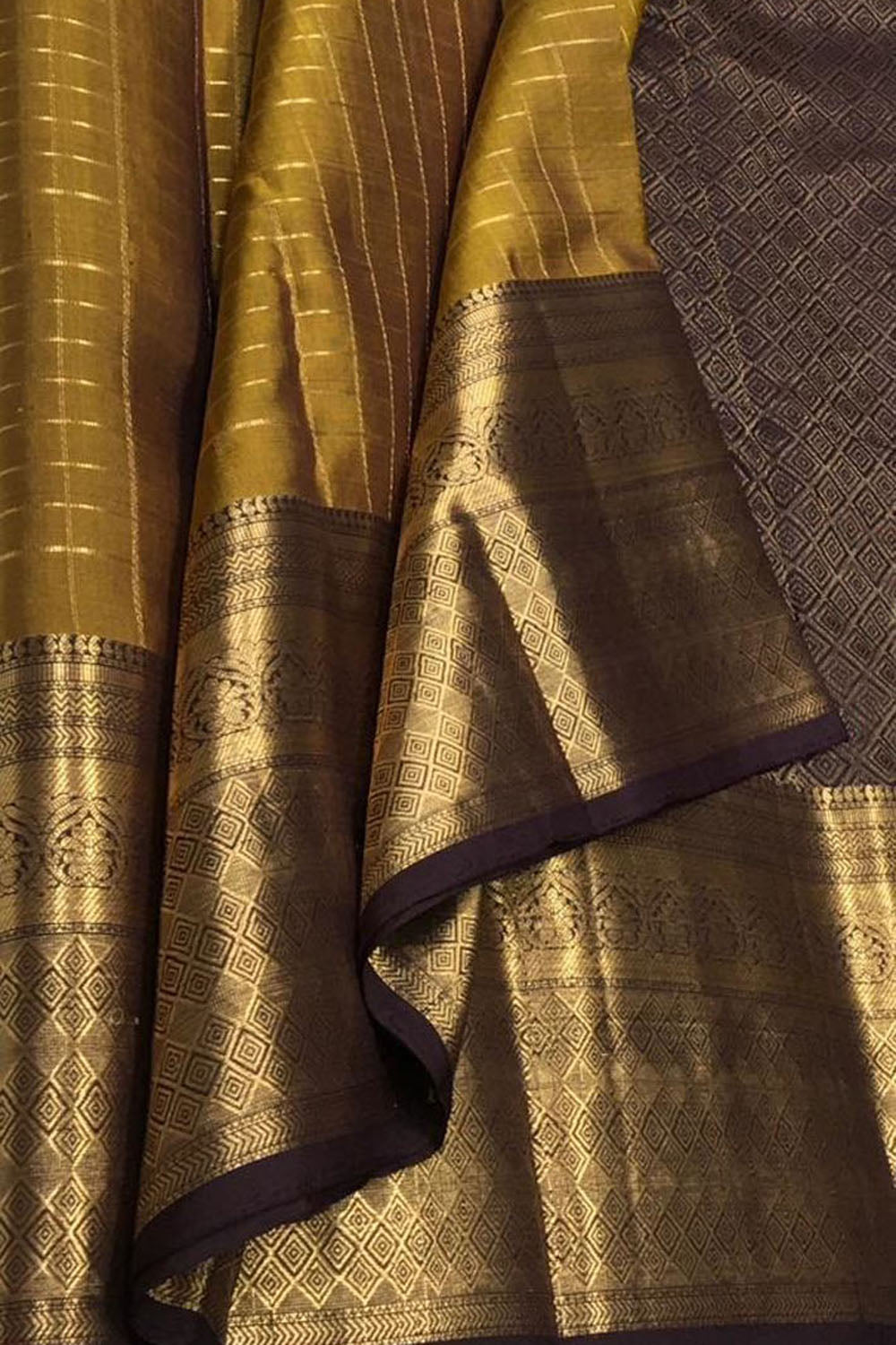 Exquisite Golden Kanjeevaram Silk Saree - Luxurion World