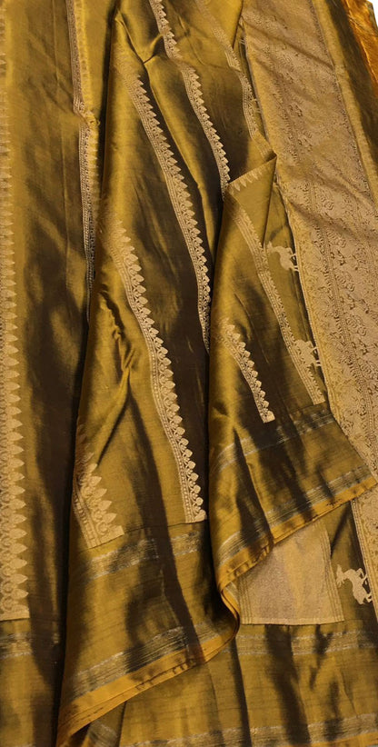 Exquisite Golden Handloom Kanjeevaram Pure Silk Saree