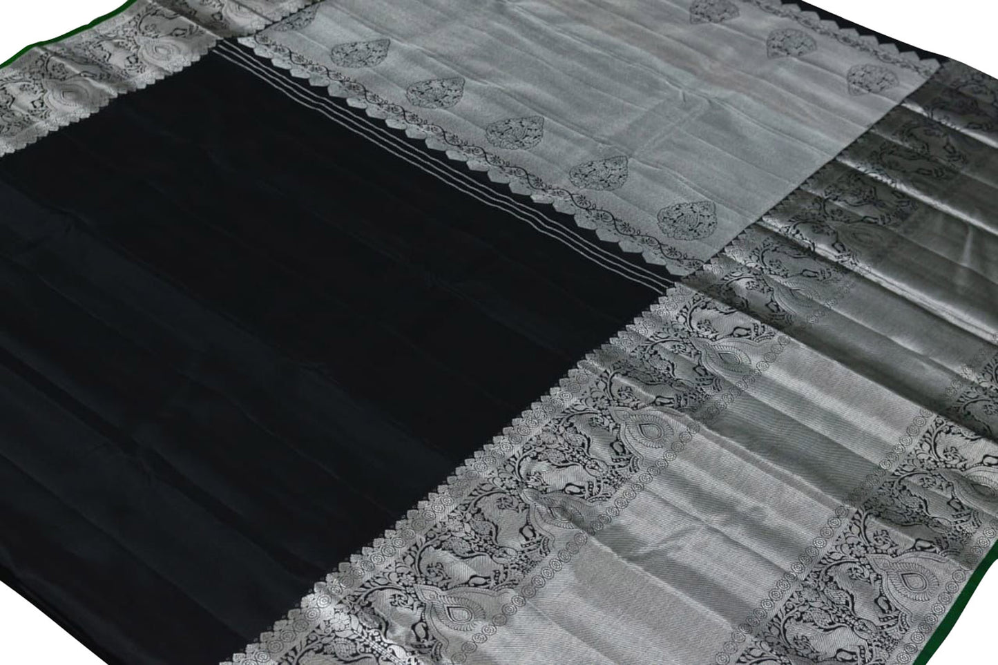 Elegant Black Kanjiwaram Pure Silk Saree: Pure Luxury and Timeless Beauty - Luxurion World