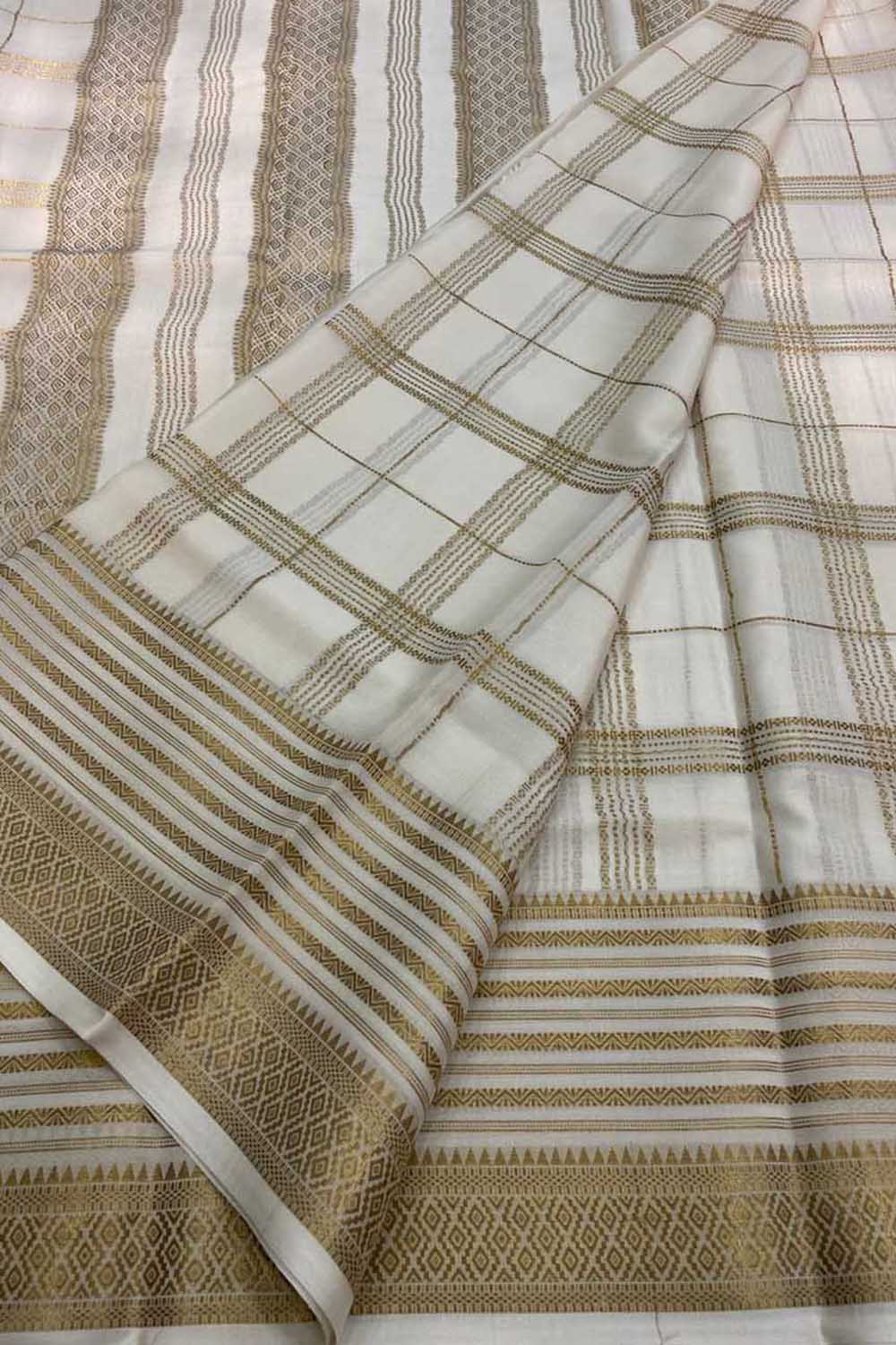 Elegant White Handloom Mysore Pure Crepe Silk Saree - Luxurion World