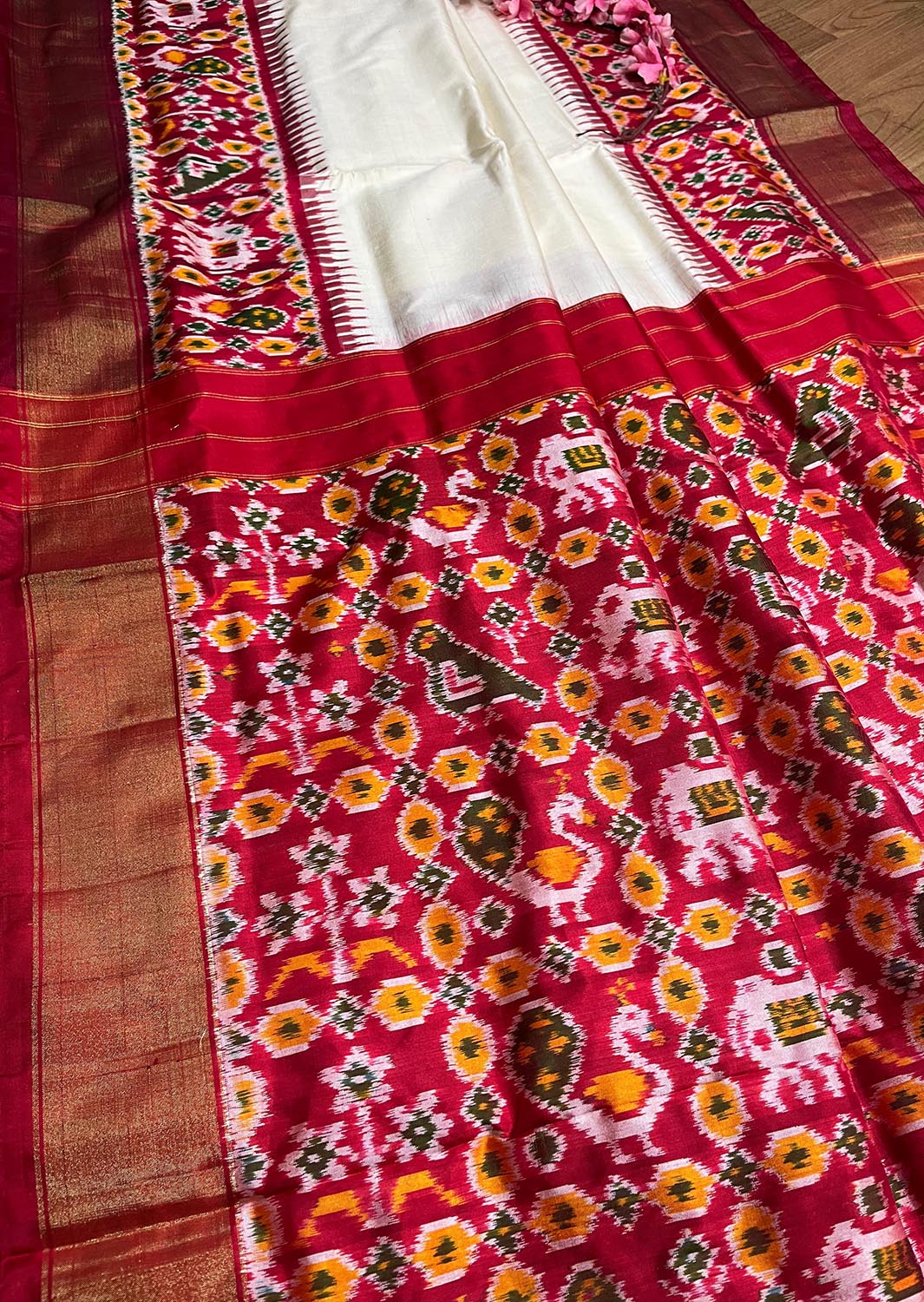 Off White Handloom Pochampally Single Ikat Pure Silk Saree - Luxurion World