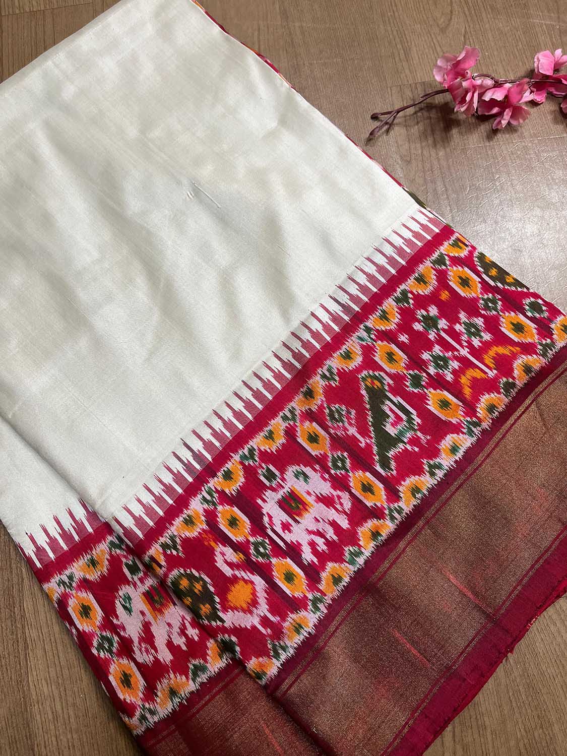 Off White Handloom Pochampally Single Ikat Pure Silk Saree - Luxurion World