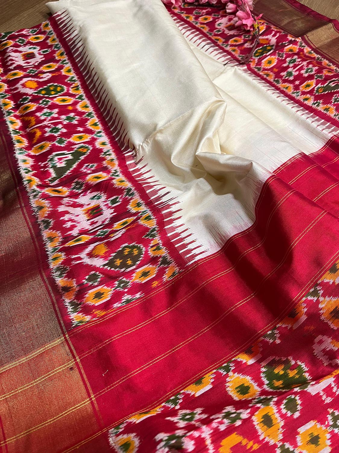 Off White Handloom Pochampally Single Ikat Pure Silk Saree - Luxurion World