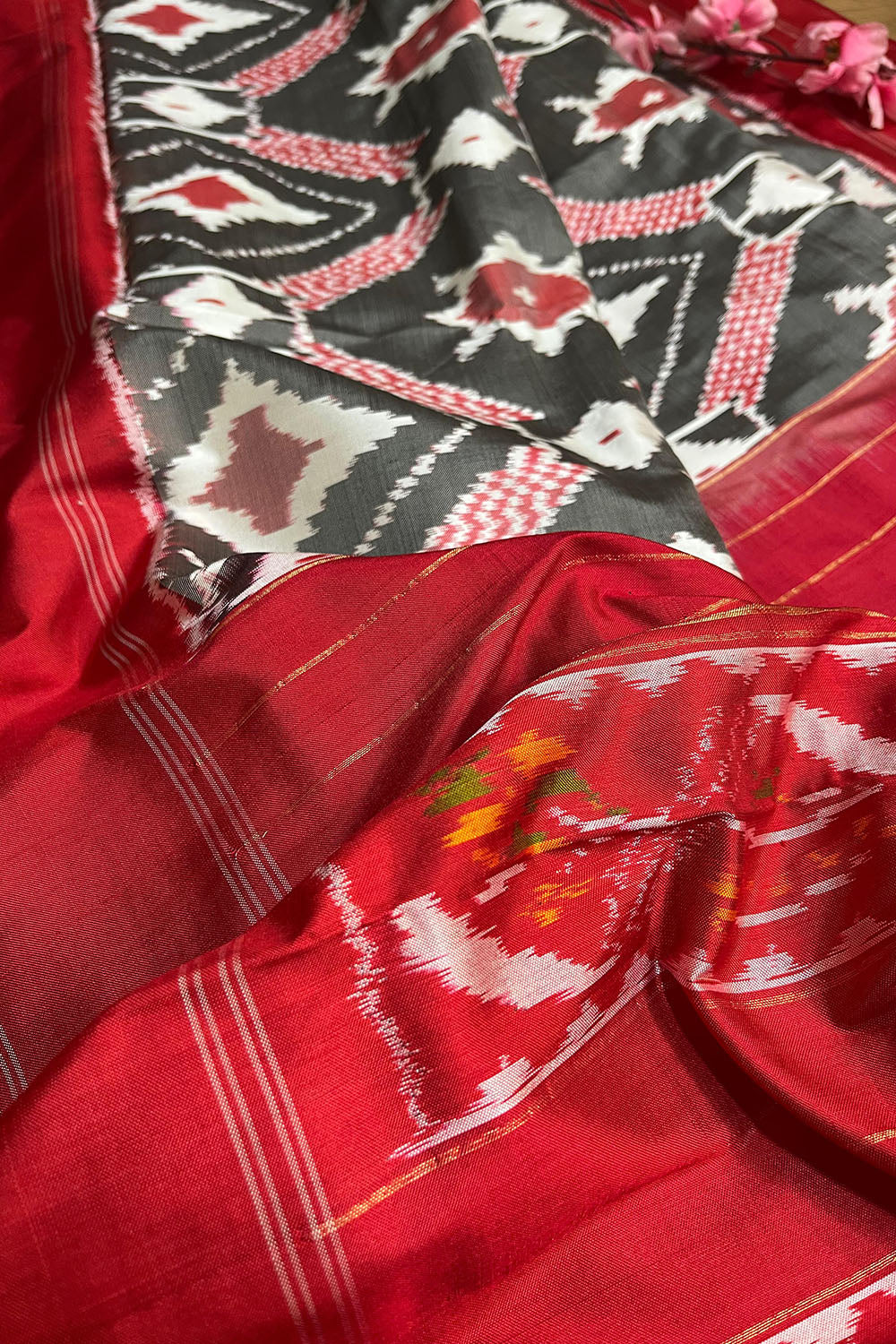 Graceful Grey Handloom Pochampally Single Ikat Pure Silk Saree - Luxurion World