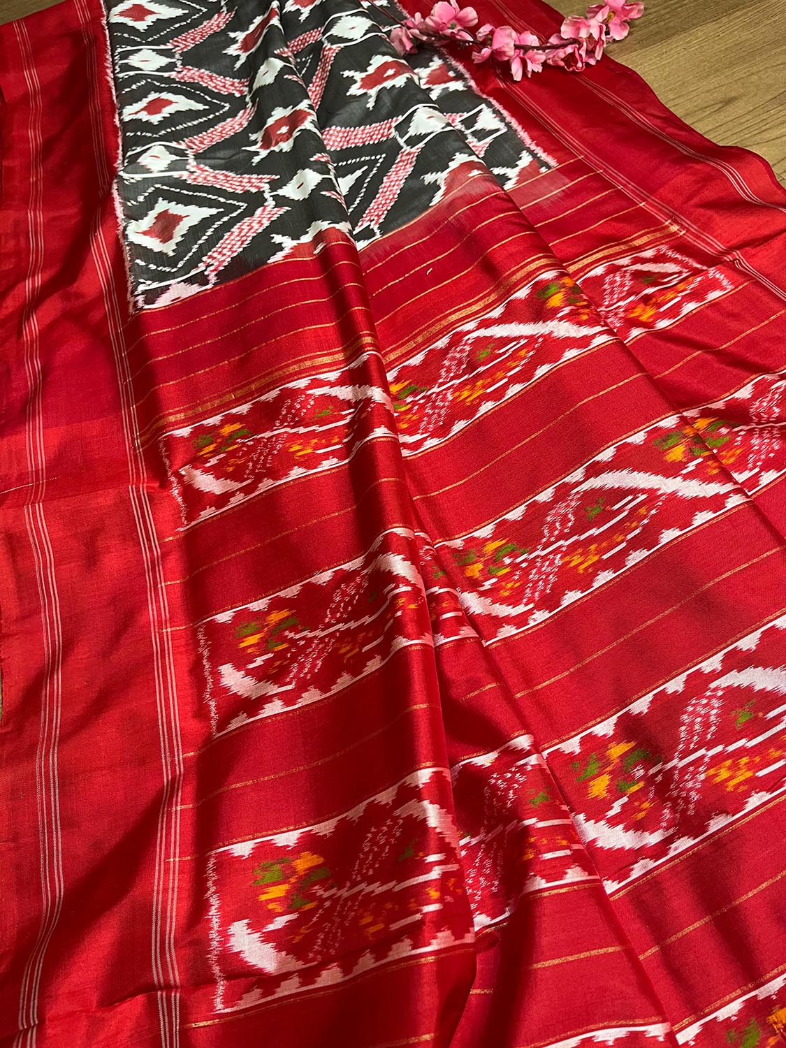 Graceful Grey Handloom Pochampally Single Ikat Pure Silk Saree - Luxurion World