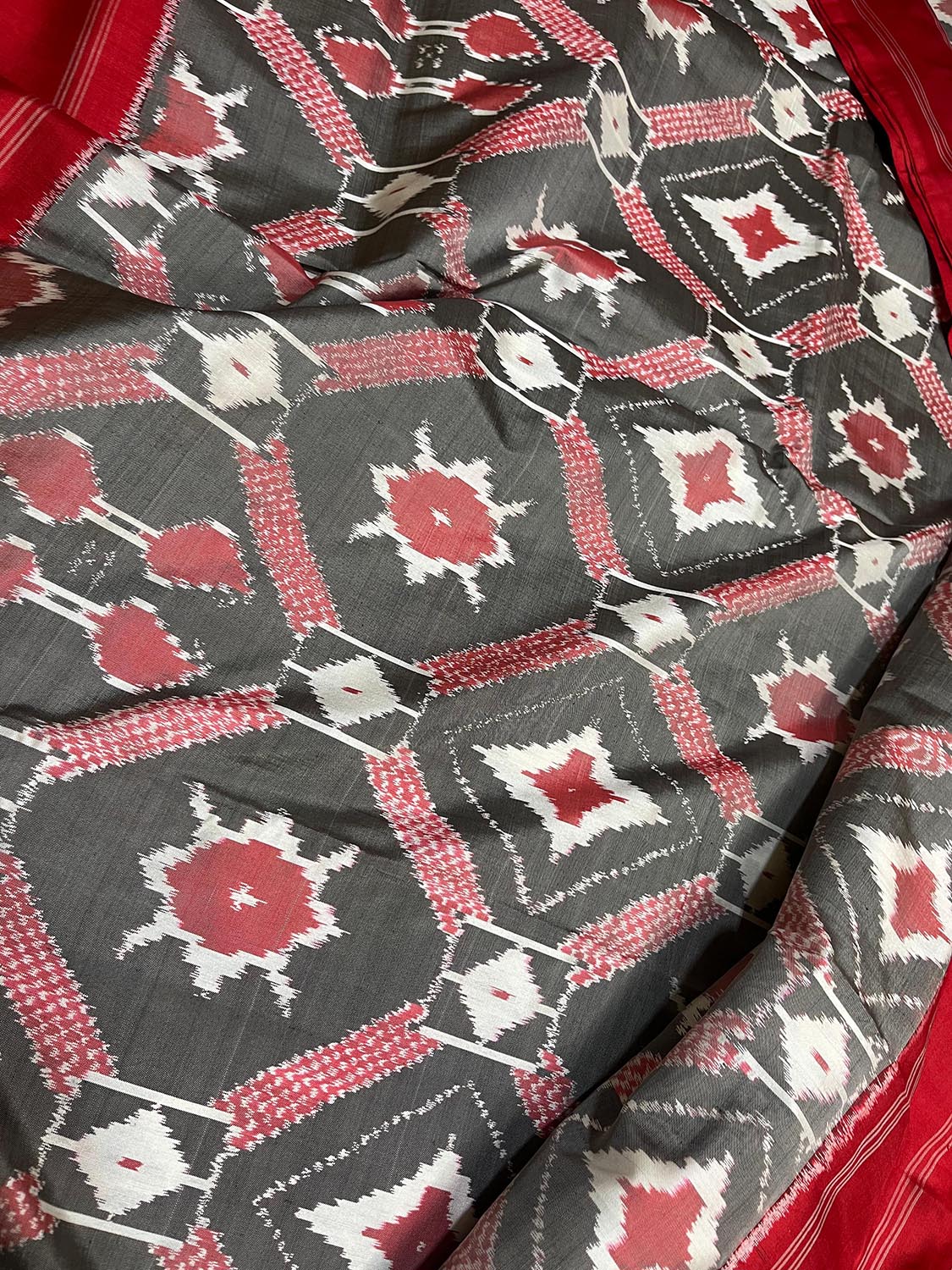 Graceful Grey Handloom Pochampally Single Ikat Pure Silk Saree - Luxurion World