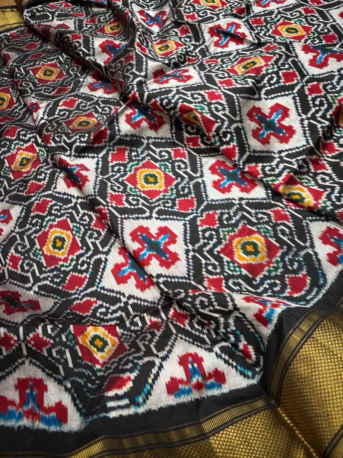 Black Handloom Pochampally Single Ikat Pure Silk Saree - Luxurion World