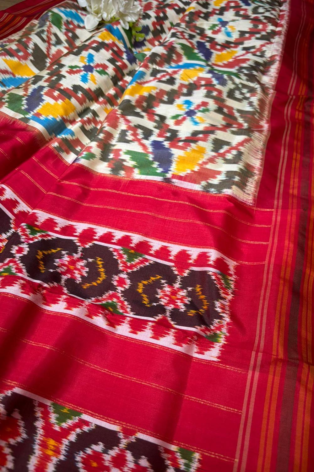 Stunning Multicolor Handloom Pochampally Single Ikat Pure Silk Saree - Luxurion World