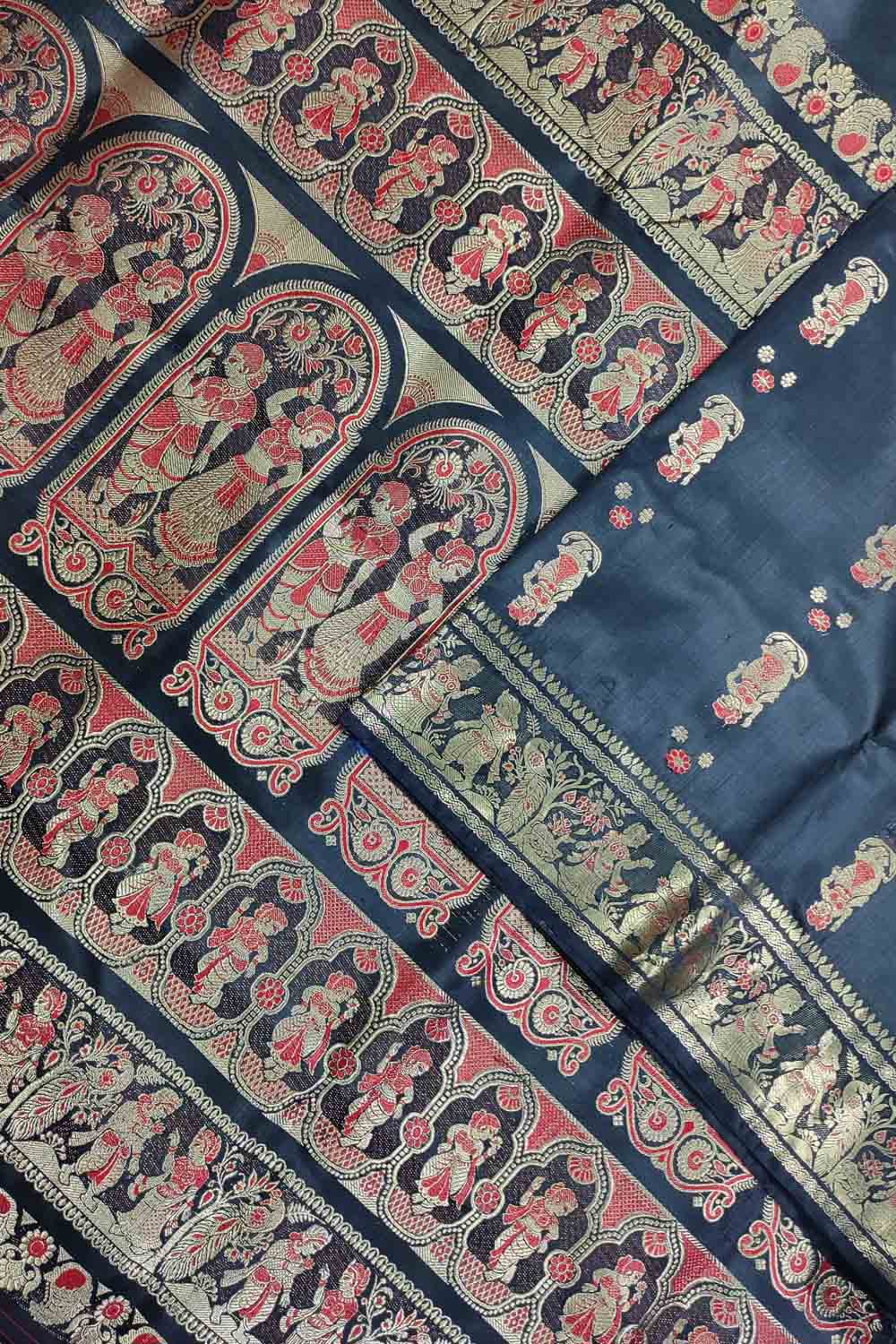 Swarnachari Silk Saree: Elegant Black Handloom Beauty - Luxurion World