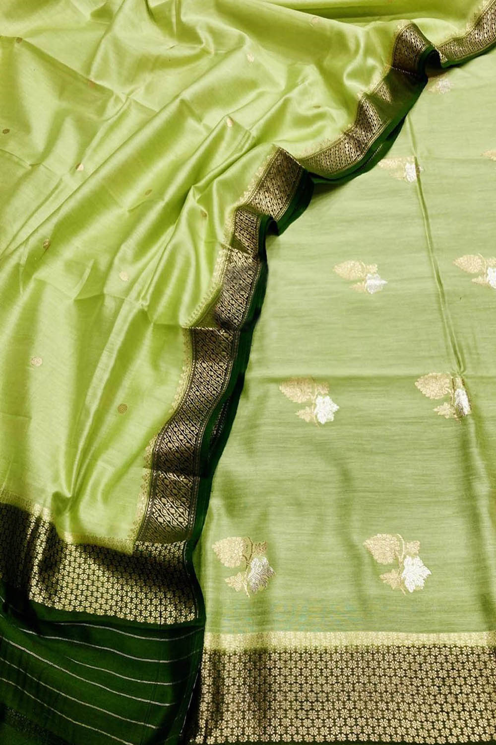 Exquisite Green Banarasi Silk Suit with Chiniya Weave - Luxurion World