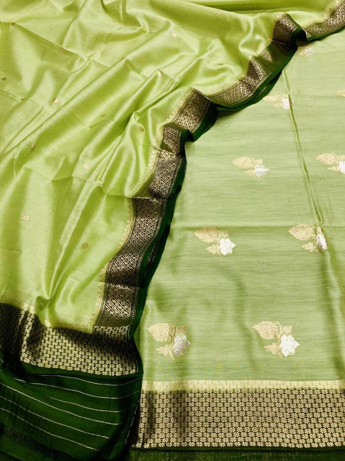 Exquisite Green Banarasi Silk Suit with Chiniya Weave - Luxurion World
