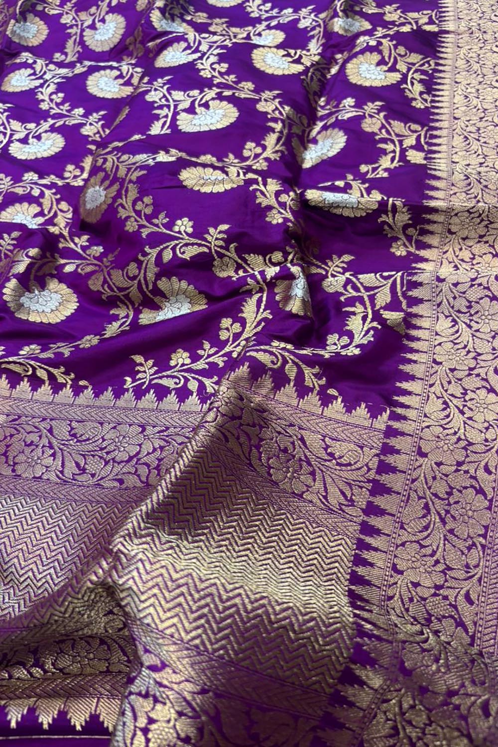 Exquisite Purple Handloom Banarasi Pure Katan Silk Flower Design Sona Roopa Dupatta - Luxurion World