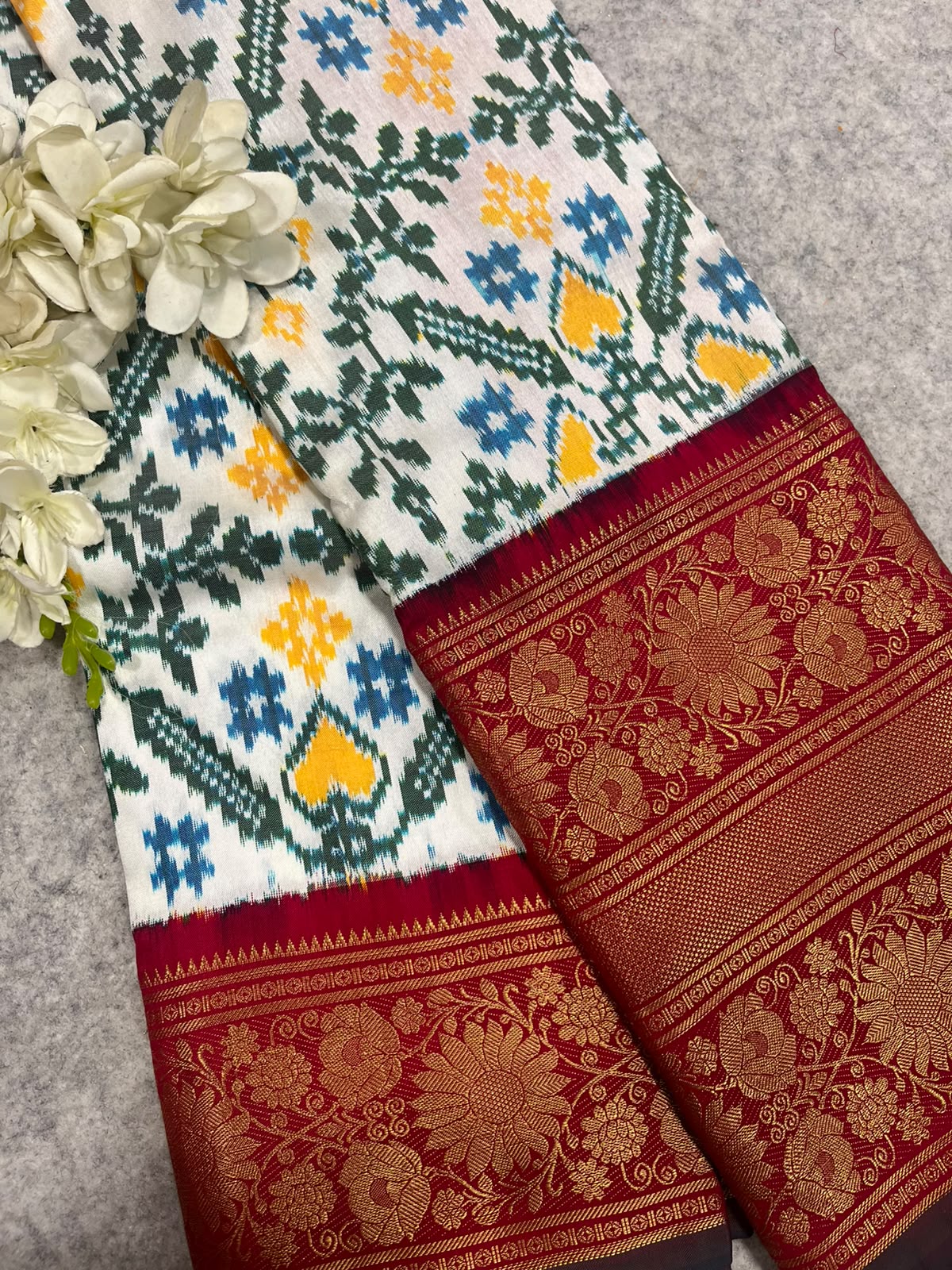 White Ikat Pure Silk Saree Handloom Woven Kanjeevaram Border PS1I1RE126100701