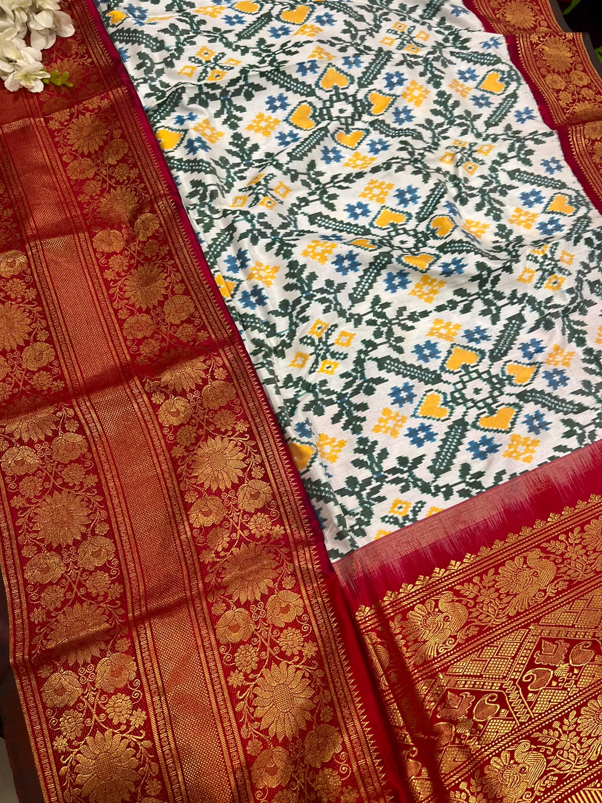 White Ikat Pure Silk Saree Handloom Woven Kanjeevaram Border PS1I1RE126100701