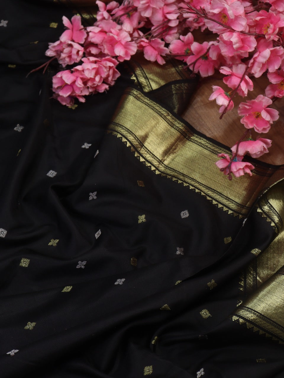 Black Handloom Kanjeevaram Pure Silk Dupatta - Luxurion World