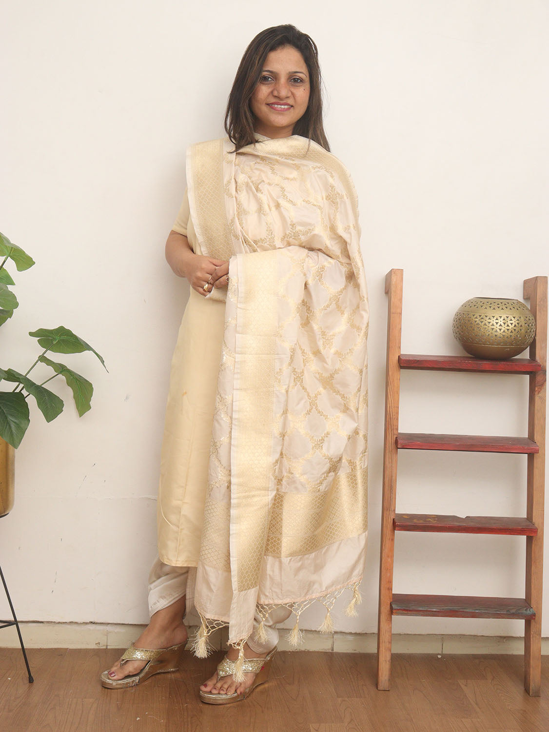 Off White Banarasi Silk Dupatta - Luxurion World
