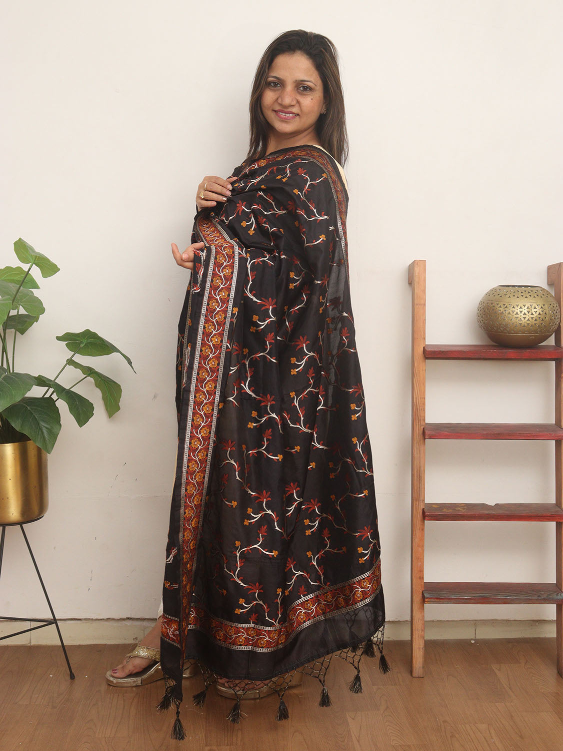 Black Banarasi Silk Dupatta - Luxurion World