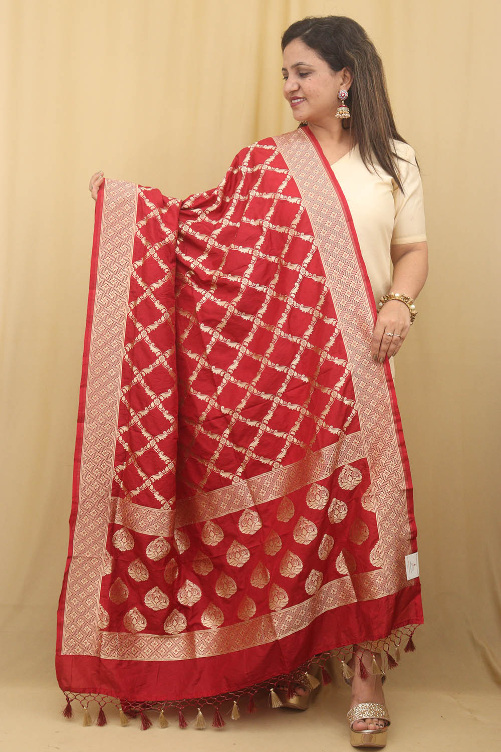 Timeless Elegance: Red Banarasi Silk Dupatta - Luxurion World