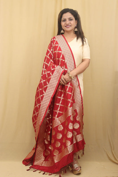Timeless Elegance: Red Banarasi Silk Dupatta - Luxurion World