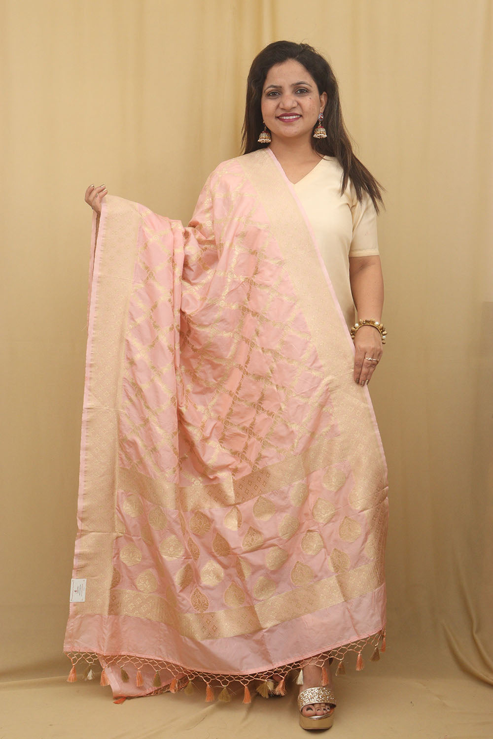 Chic Pink Banarasi Silk Dupatta: Classic Elegance - Luxurion World