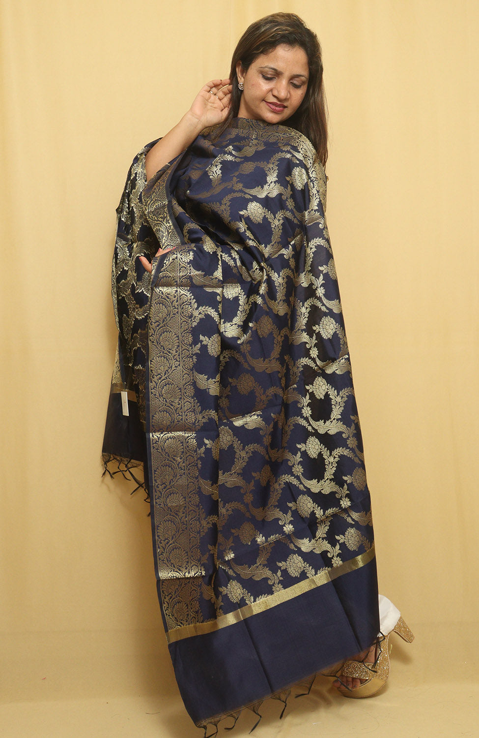 Stunning Blue Banarasi Silk Dupatta: Versatile Elegance - Luxurion World