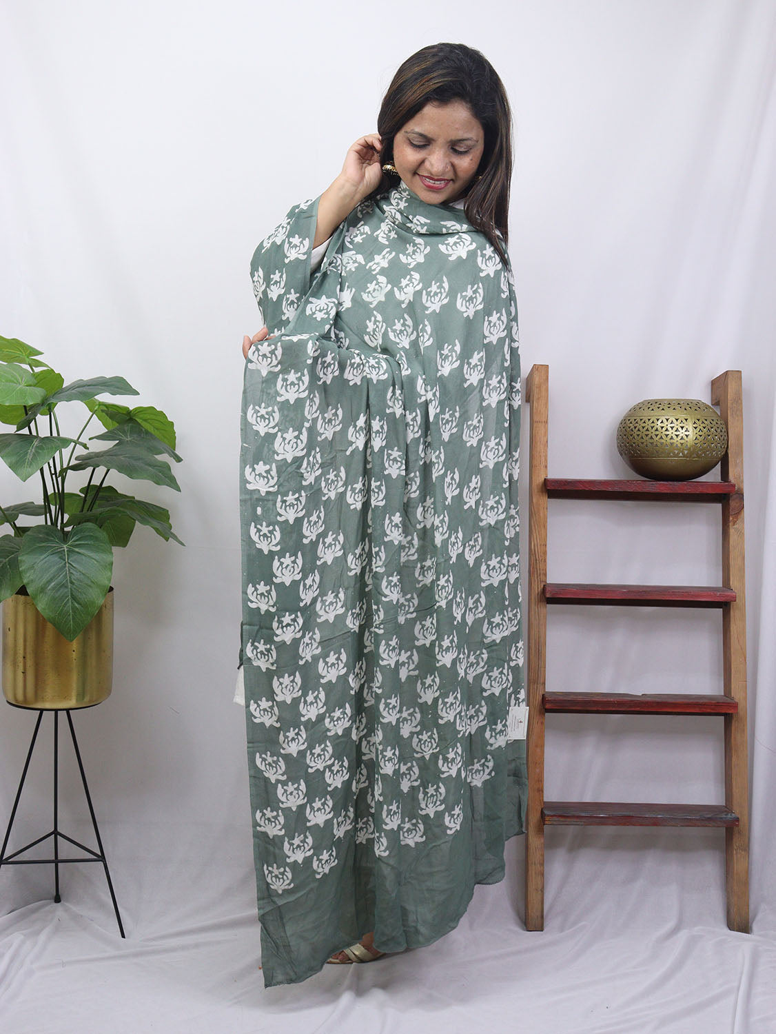Grey Batik Georgette Dupatta - Luxurion World
