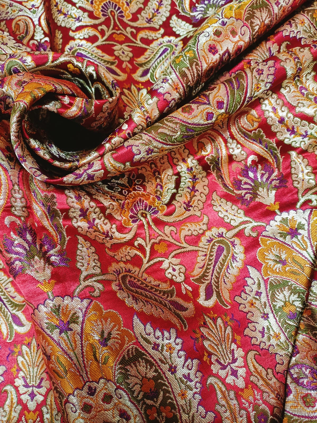 Red Banarasi Kimkhwab Silk Meenakari Fabric  ( 1 Mtr ) - Luxurion World